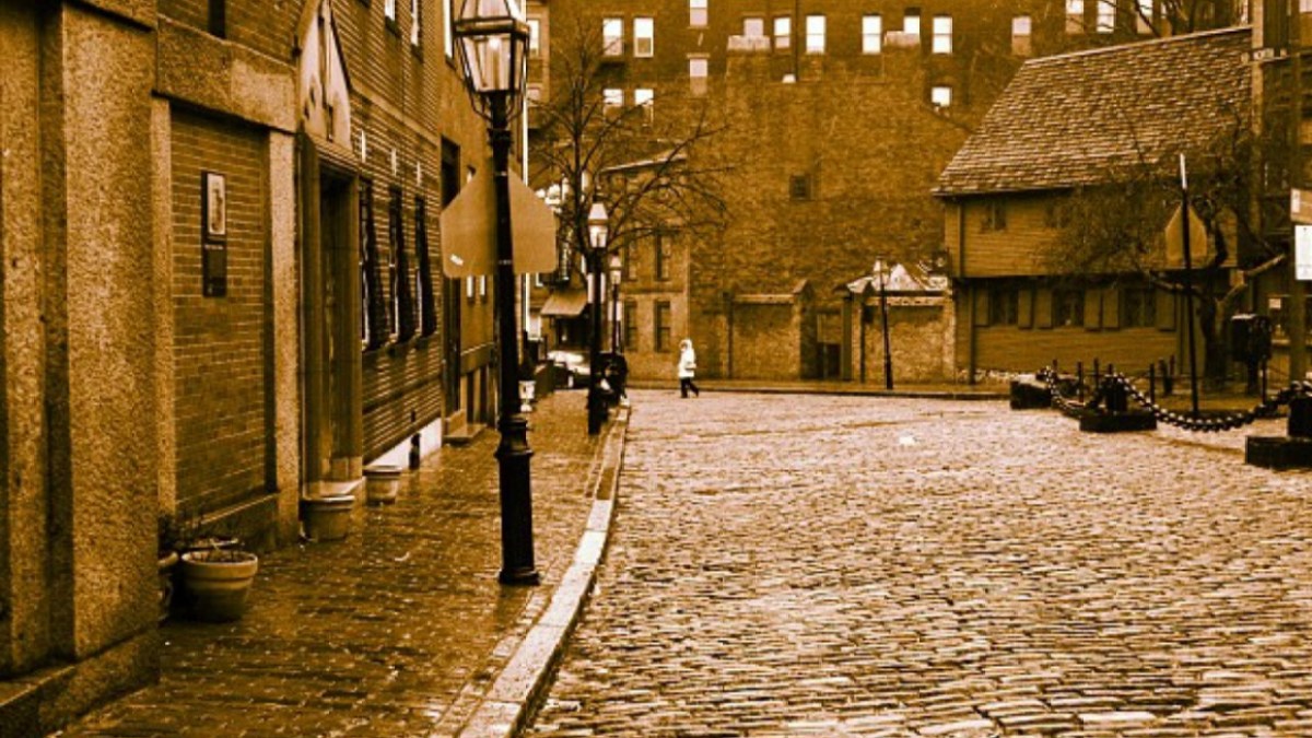a narrow city street